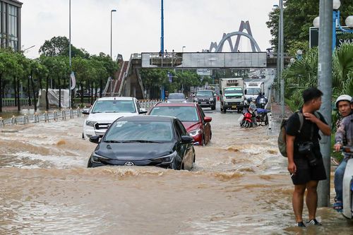 Hà Nội: Nước vừa rút, đường Võ Chí Công lại ngập sâu do hoàn lưu bão