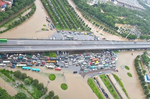 Mưa lớn suốt đêm, Hà Nội nhiều nơi tắc cứng vì ngập
