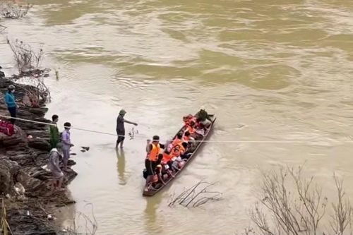Video lũ cuốn trôi cầu, lực lượng chức năng đưa 200 học sinh vượt suối