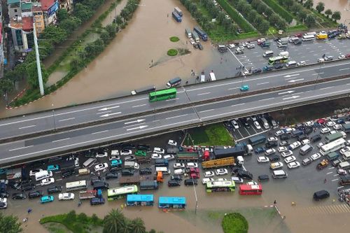 Đường Hà Nội kẹt cứng vì mưa lớn, ôtô ngập gần tới nóc