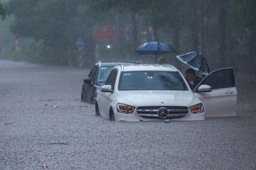 Ôtô chết máy la liệt giữa 'biển ngập' ở Hà Nội