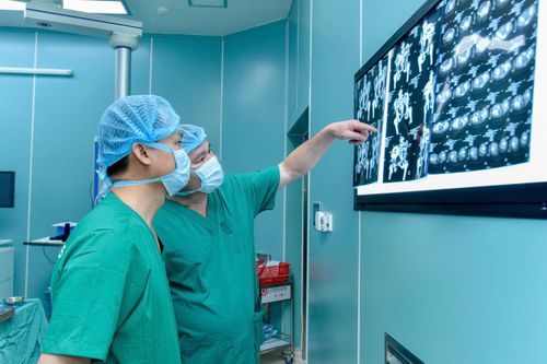 Cận cảnh ca mổ cứu cô gái bị gãy khung chậu kiểu 'gió thổi'