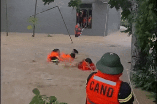 Tiếng thét của chiến sĩ công an khi cứu người giữa dòng nước lũ