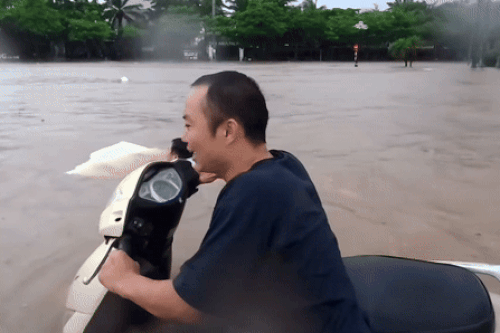 Bơi giữa 'biển' nước ngập lênh láng ở Mỹ Đình vì bất lực