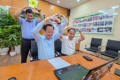 Giám đốc Sở GD Hà Nội 'thả tim' động viên học sinh học online ngày mưa