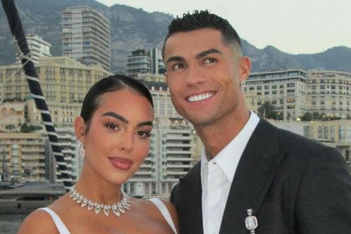 Bạn gái Ronaldo xây đế chế Youtube