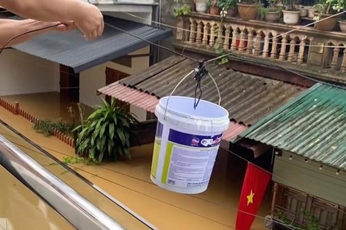 Cảnh đưa cơm nóng cho hàng xóm bị cô lập vì mưa ngập viral MXH