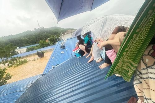 Thái Nguyên ngập lịch sử, người dân lên nóc nhà ngồi cầu cứu
