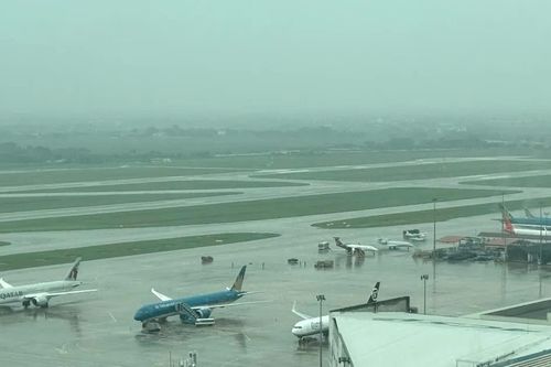 Gần 20 chuyến bay bị ảnh hưởng do mưa dông tại Nội Bài