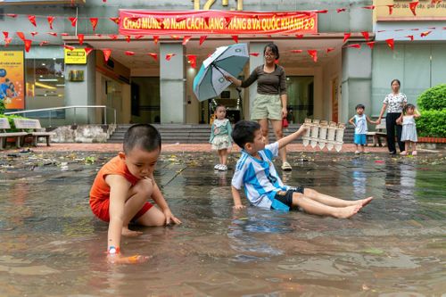 Nhiều trường học Hà Nội thông báo đi học lại sau mưa ngập