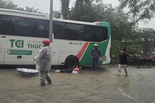 Rò rỉ điện tại ngã nút giao Tú Mỡ - Phạm Hùng