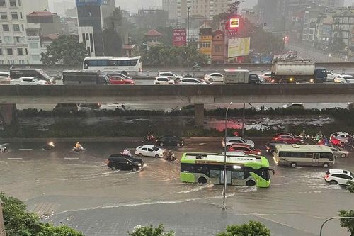 Giao thông Hà Nội lại hỗn loạn và tê liệt do mưa ngập