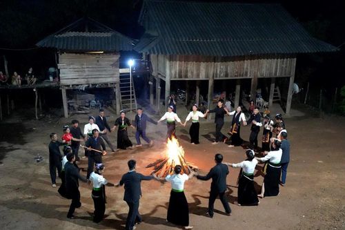 Nét đẹp nghi lễ buộc chỉ cổ tay cầu may của người Kháng