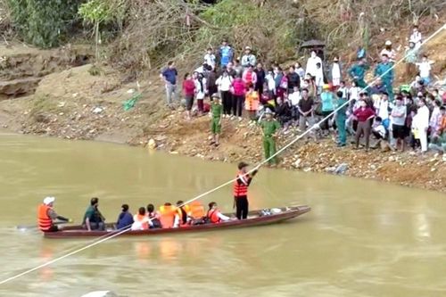 Cầu bị lũ cuốn, thầy trò đi thuyền bám dây vượt suối đến trường