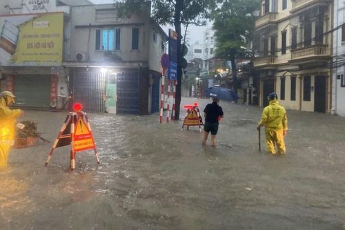 Nội thành Hà Nội tiếp tục có mưa rào và dông trong 4 giờ tới