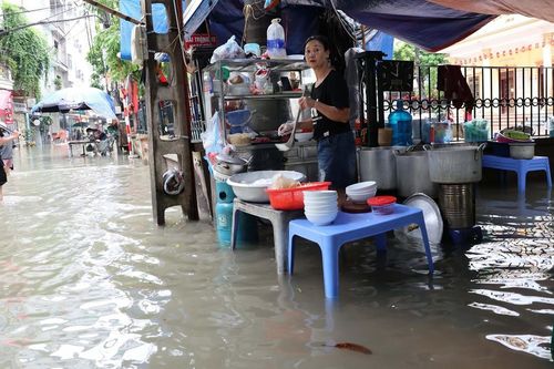 Người dân Hà Nội vất vả mưu sinh trong cảnh ngập lụt