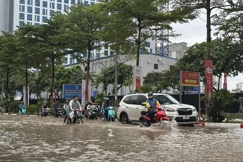 Nhiều tuyến đường tại Hà Nội vẫn ngập sâu