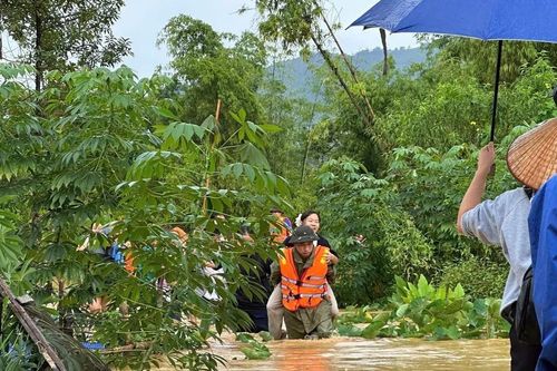 Thái Nguyên cứu hộ khẩn cấp 270 học sinh bị mắc kẹt trong trường do mưa lũ