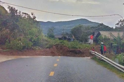 Mưa lớn gây sạt lở nhiều vị trí trên quốc lộ 15C