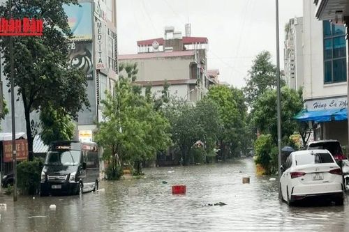 Mưa lớn gây ngập úng, ảnh hưởng đến đời sống người dân Thủ đô