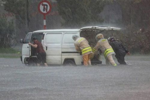 Hình ảnh đẹp của cán bộ, chiến sĩ Công an Hà Nội trong mưa bão