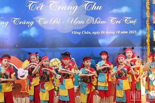 Đầm ấm Tết Trung thu tại Lào