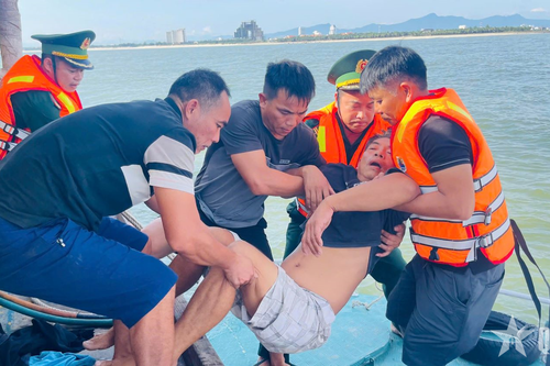 Đồn Biên phòng Nhật Lệ kịp thời cấp cứu ngư dân bị tai biến trên biển