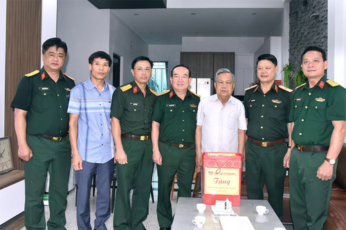 Bộ tư lệnh Quân khu 4 thăm, tặng quà các Anh hùng LLVT nhân dân và thân nhân liệt sĩ tại Thanh Hóa