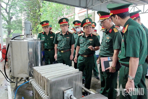 Đoàn công tác Tổng cục Hậu cần-Kỹ thuật kiểm tra Viện Kỹ thuật xăng dầu Quân đội