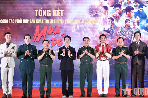 Đại tướng Phan Văn Giang trao bằng khen tặng tập thể, cá nhân có đóng góp xuất sắc trong sản xuất, tuyên truyền phim 'Mưa đỏ'
