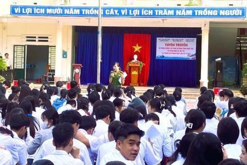 Hơn 300 giáo viên, học sinh được tuyên truyền về kỹ năng phòng chống các loại tội phạm và tệ nạn xã hội