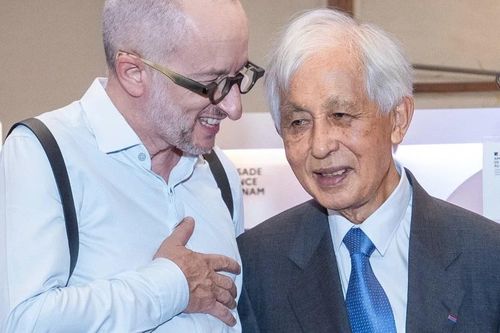 Hiệu trưởng chính Trường ĐH Khoa học và Công nghệ Hà Nội dành cho vợ chồng giáo sư Trần Thanh Vân sự ngưỡng mộ sâu sắc