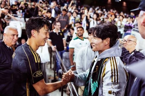 Kim Jong Kook gây chú ý tại Los Angeles khi ôm Son Heung Min