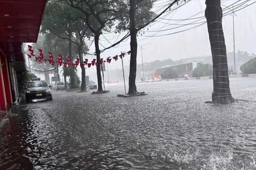 Mưa lớn gây ngập diện rộng ở Hà Nội sáng 7-10