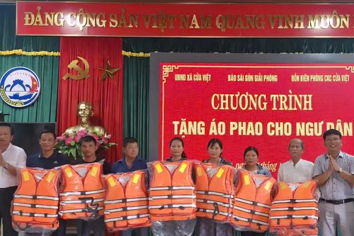Báo SGGP trao áo phao tặng ngư dân, trao tiền giúp gia đình khó khăn