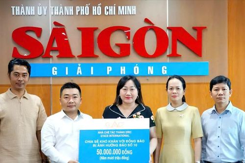 Ông Thắng Eric trao 50 triệu đồng hỗ trợ đồng bào bị thiệt hại do bão số 10