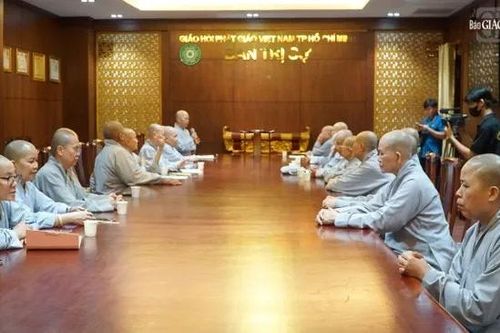 Phân ban Ni giới TPHCM trao gần 1 tỷ đồng hỗ trợ người dân bị bão số 10