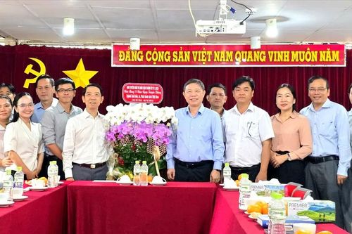 Trưởng Ban Tuyên giáo và Dân vận Thành ủy TPHCM Dương Anh Đức thăm 2 NXB của TPHCM