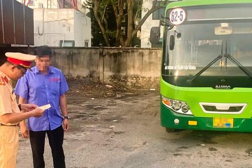 Phạt tài xế lái xe buýt leo lên vỉa hè