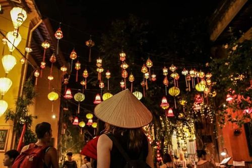 Ngắm phố cổ Hội An bừng sáng trong đêm Trung thu ngập sắc đèn lồng