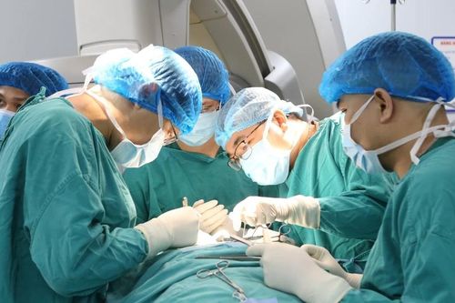 3 phẫu thuật tim lớn trong 1 lần mổ cứu bệnh nhân mắc hội chứng Marfan