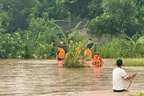 Công an Bắc Ninh giải cứu người dân khỏi nước lũ