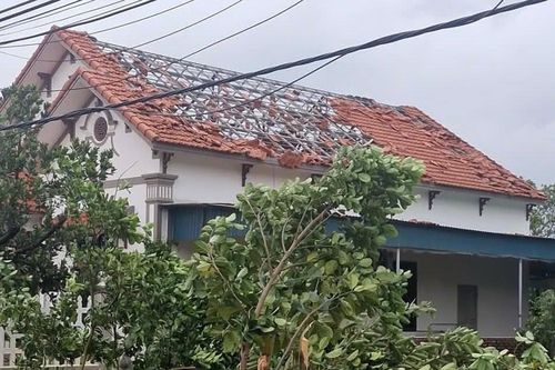 Lốc xoáy quét qua khu dân cư ở Hải Phòng, tốc mái nhà dân