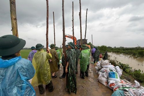 Hàng trăm người khẩn trương khắc phục sạt trượt đê bối ở Bắc Ninh