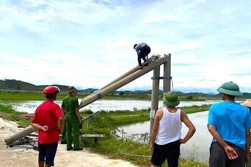 Cơ quan hữu trách vào cuộc vụ cột điện gãy sau bão ở Hà Tĩnh