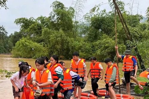 Trường học Thái Nguyên 'gồng mình' trong mưa lũ