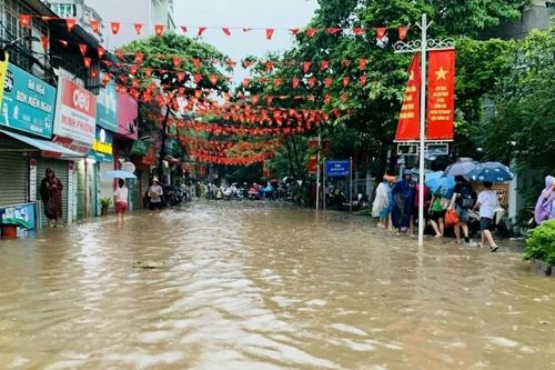 Hà Nội: Mưa lớn, nhiều trường thông báo khẩn cho học sinh nghỉ học hôm nay (7/10)