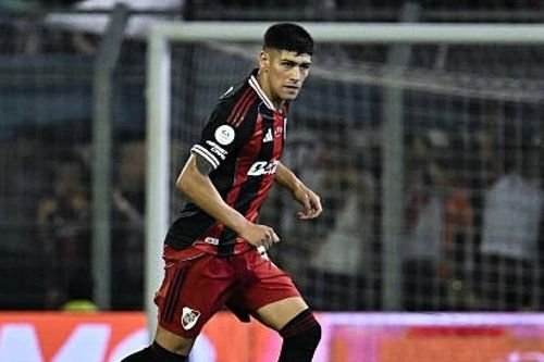 Cầu thủ từng bán hàng rong được lên tuyển Argentina