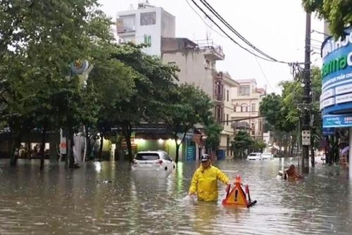 Hà Nội mưa như trút, phố xá ngập trong biển nước