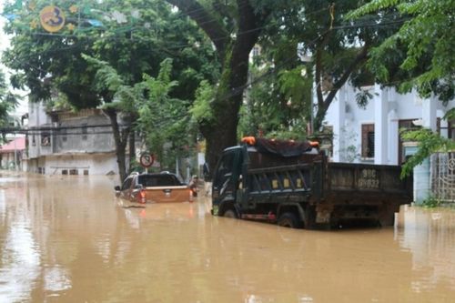 Mưa lớn diện rộng kéo dài, lực lượng chức năng tỉnh Cao Bằng hỗ trợ người dân trong bão lũ
